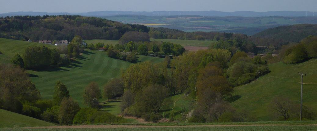 Blick vom Rand der Sickinger Höhe über das Landstuhler Bruch zum Nordpfälzer Bergland